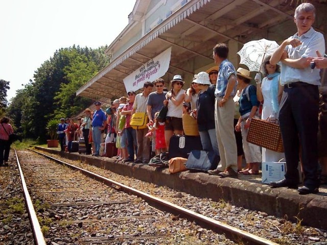 attente-du-train-sur-le-quai-1-mail-site
