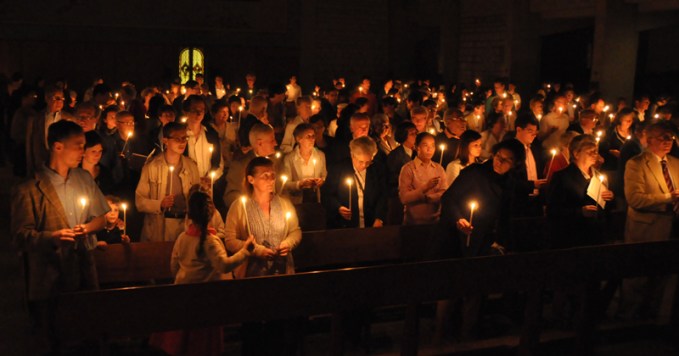 Assemblee_cierges_allumes