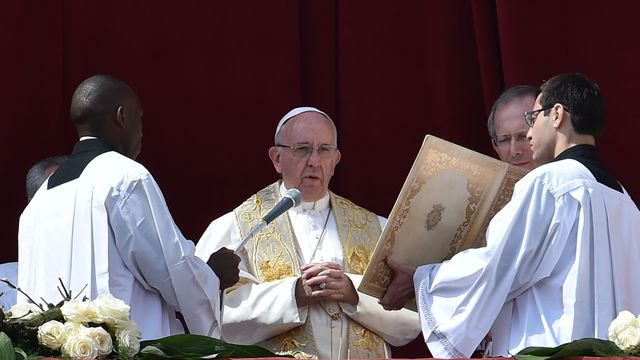 le-pape-francois-lors-de-la-messe-de-paques-au-vatican-le-27-mars-2016_5571765