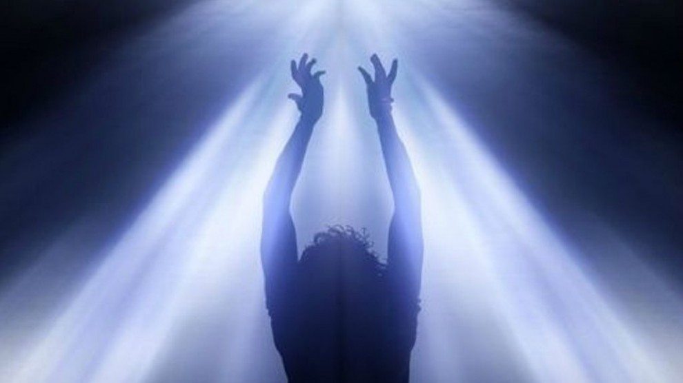 Lumière-dans-les-ténèbres-990x556